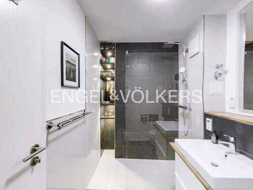 Modernes, attraktives Badezimmer - 