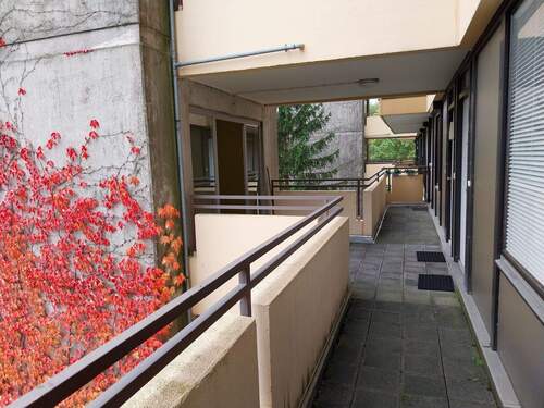 Laubengang Richtung Aufzug - 