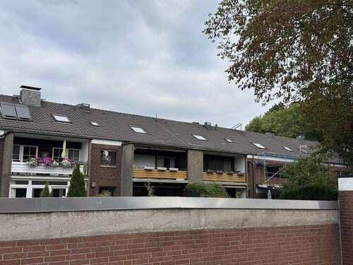 Rückseite Haus mit Balkon - 2 Zimmer Etagenwohnung in Neuss