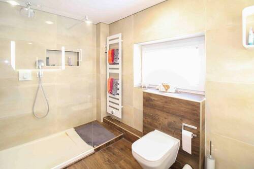 Badezimmer 1.OG - Stilvoll modernisiertes Reihenendhaus mit Terrasse, Kamin & Garage in Groß Gleidingen