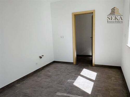 Küchenbereich mit Blick in Speisekammer - 