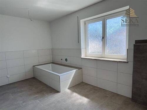 Badezimmer mit Wanne, Dusche, WC, WM-Anschluss - 