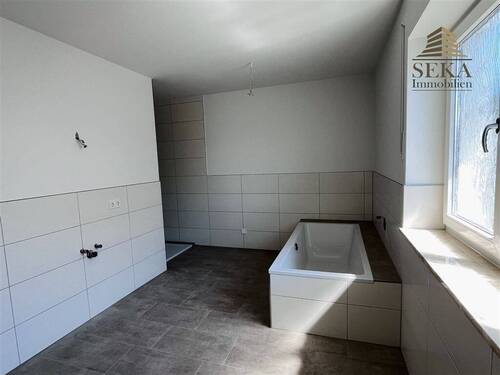 Badezimmer mit Wanne, Dusche, WC, WM-Anschluss - 