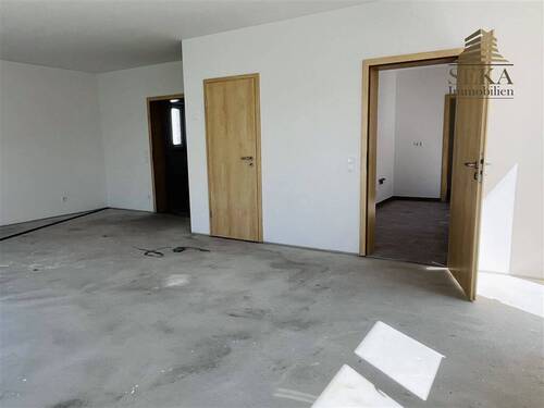 Wohnbereich mit Blick in Küchenbereich - 