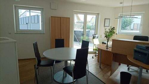 Raum mit Büroeinrichtungsbeispiel - 