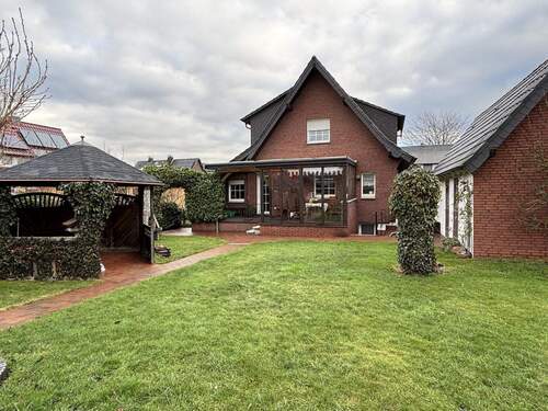 Einfamilienhaus mit großem Grundstück - 