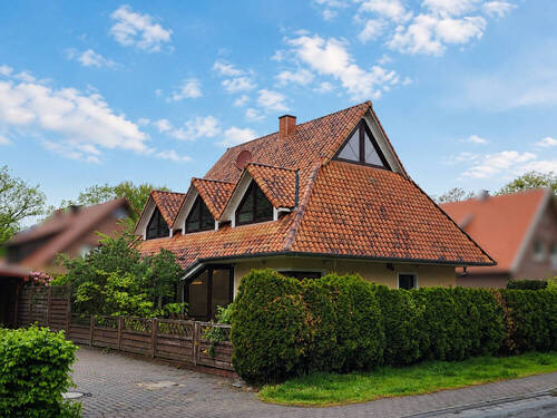 Titelbild - Attraktives Einfamilienhaus mit ausgebautem Spitzboden und offenem Wohnkonzept