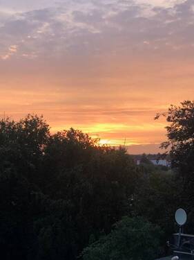 Sonnenuntergang auf der Dachterrasse - Renovierte 3,5-Zimmerwohnung mit EBK und Dachterrasse im Bau im Herzen von Mönchengladbach