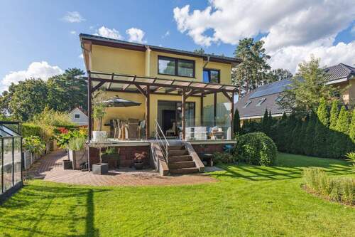 Hausansicht mit Überdachter Terrasse - Hochwertiges Einfamilienhaus mit Einliegerwohnung & Pool