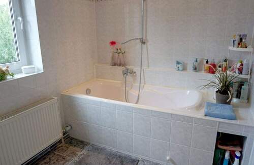 Hauptbad mit Badewanne - 