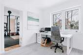 Büro mit Durchgang zum Fitnessraum - 