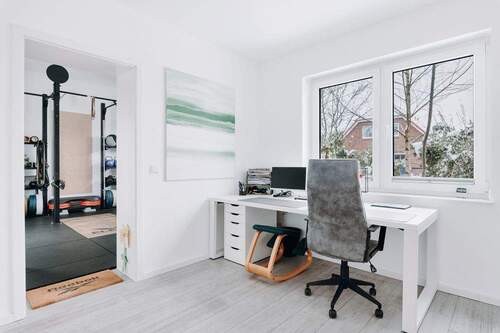 Büro mit Durchgang zum Fitnessraum - 