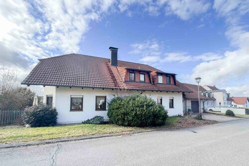 Haus Frontansicht - 7 Zimmer Einfamilienhaus in Maroldsweisach