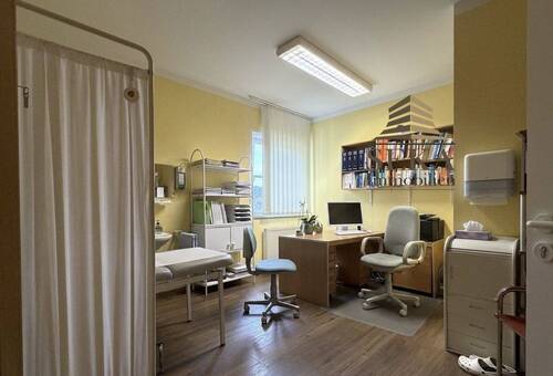 Sprechzimmer - Büro mit 150,00 m&sup2; in Regen zur Miete
