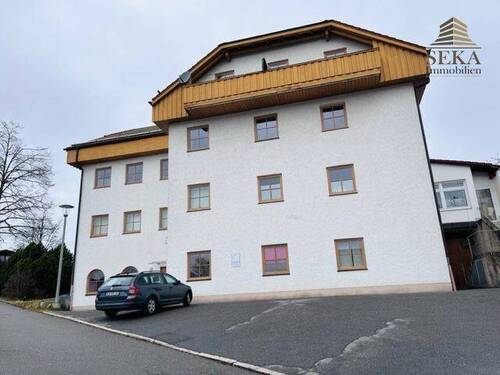 Haus Rückseite mit Parkplätzen - 