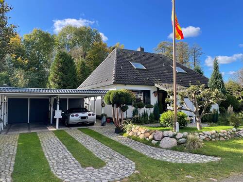 Haus und Doppelcarport.jpg - Ruhige Lage, viel Platz, Doppel-Carport sucht...