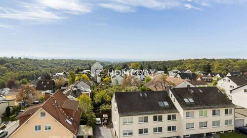 Ausblick - Kernsanierte 2,5-Zimmer-Wohnung mit Skylineblick & Balkon in ruhiger Lage Altenhain