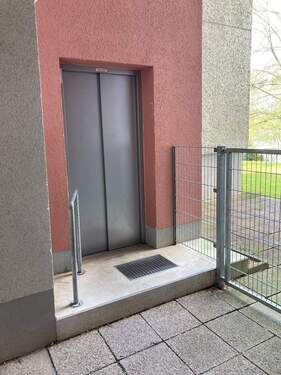 Zugang zum Aufzug - 
