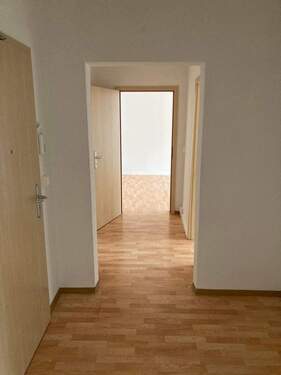 Flur (2) - Etagenwohnung mit 67,50 m&sup2; in Gera zur Miete