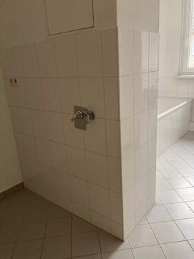 Abstellnische mit Waschmaschinenanschluss - 