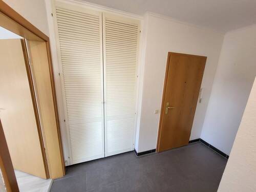 Flur mit Einbauschrank - Etagenwohnung mit 60,30 m² in Lübeck zur Miete