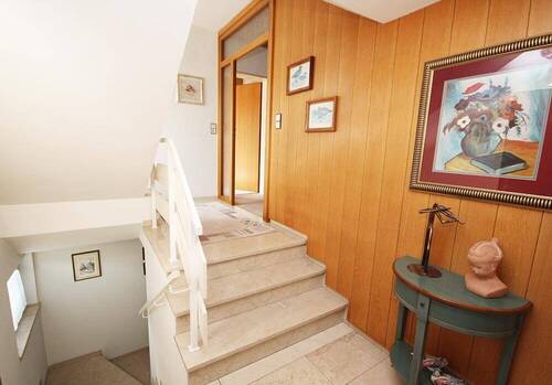 Gepflegtes Treppenhaus - Einfamilienhaus mit 239,00 m² in Neumarkt in der Oberpfalz / Woffenbach zum Kaufen