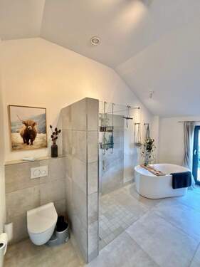1. OG / DG Tageslichtbad mit Wanne und Dusche - 