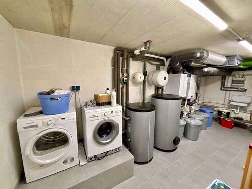 Keller mit Waschmaschinenanschlüssen und Trockner - 