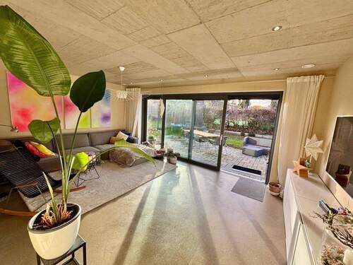 EG Wohnzimmer mit Ausgang auf Terrasse - 