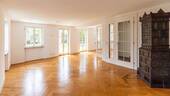 Wohnzimmer - Seltene Gelegenheit für Familien: Großzügige Maisonettewohnung mit 300 m² Südgarten