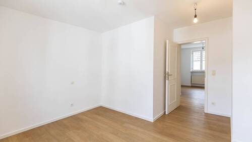 Kind 1 - 4 Zimmer Terrassenwohnung in München