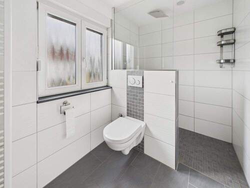 Badezimmer mit Fenster - 