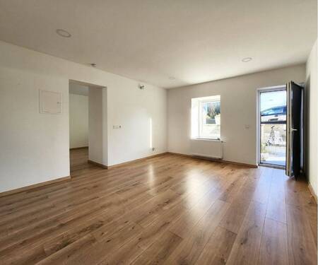 Großzügiges Wohnzimmer mit Zugang zur Terrasse - Moderne 2-Zimmer Erdgeschosswohnung mit Terrasse in Damflos zu vermieten