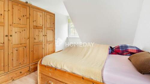 1. OG Schlafzimmer 1 - 