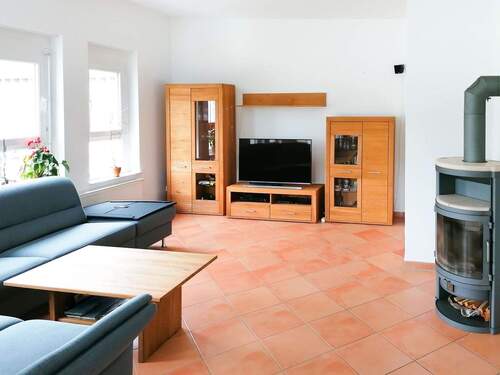 Heller Wohnbereich mit Kamin - 