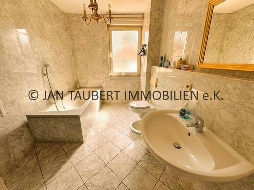 Bad mit Wanne + Dusche - 