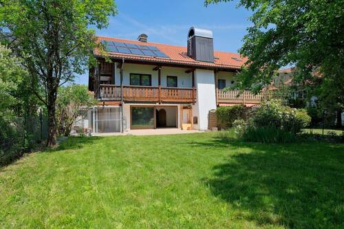 Hausansicht Südseite - Familienidyll mit Einliegerwohnung und Wellnessbereich