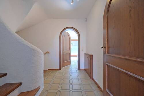 gepflegtes Treppenhaus - 4 Zimmer Doppelhaushälfte zum Kaufen in Brunnthal