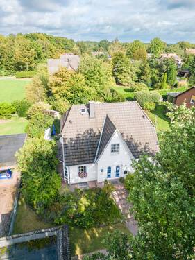 Luftbild Haus, Feld und Wald - Traumhaftes Weiß-Klinker-Haus mit Friesengiebel
