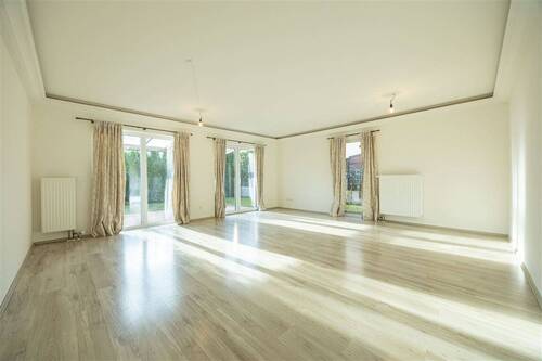 Helles Wohnzimmer zur Gartenseite - 4 Zimmer Doppelhaushälfte zur Miete in Pinneberg