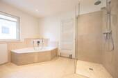 Bad mit Wanne, Dusche und Tageslicht - 