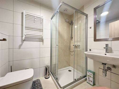 Bad mit Dusche - 