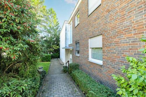 Außenansicht - Blick ins Grüne: Terrassenwohnung im Souterrain am Unterbacher See