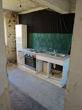 Sanierungsbedürftige Küche - 