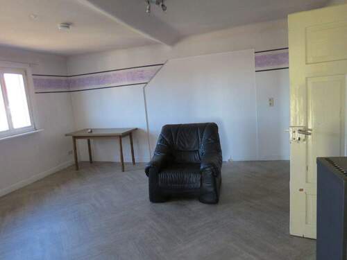 Zimmer (Durchgangszimmer zum weiteren Zimmer) DG Rot am See - 6 Zimmer Etagenwohnung in Rot am See