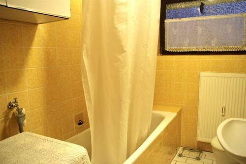 Tageslichtbad mit Duschwanne - 