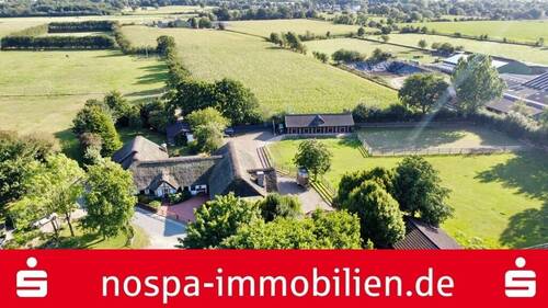 Luftbildaufnahme - Paradies für Pferdeliebhaber: Reetdachanwesen auf ca. 3,38 ha großen Grundstück mit Nebengebäuden