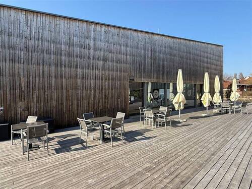 Freifläche mit Außenbestuhlung (28 Sitzplätze) - 