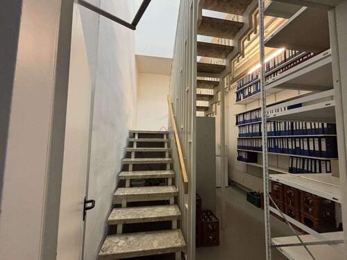 EG Treppenaufgang und Lager - 