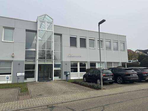 Gebäudehälfte mit Eingangsbereich - Büro in Pfinztal